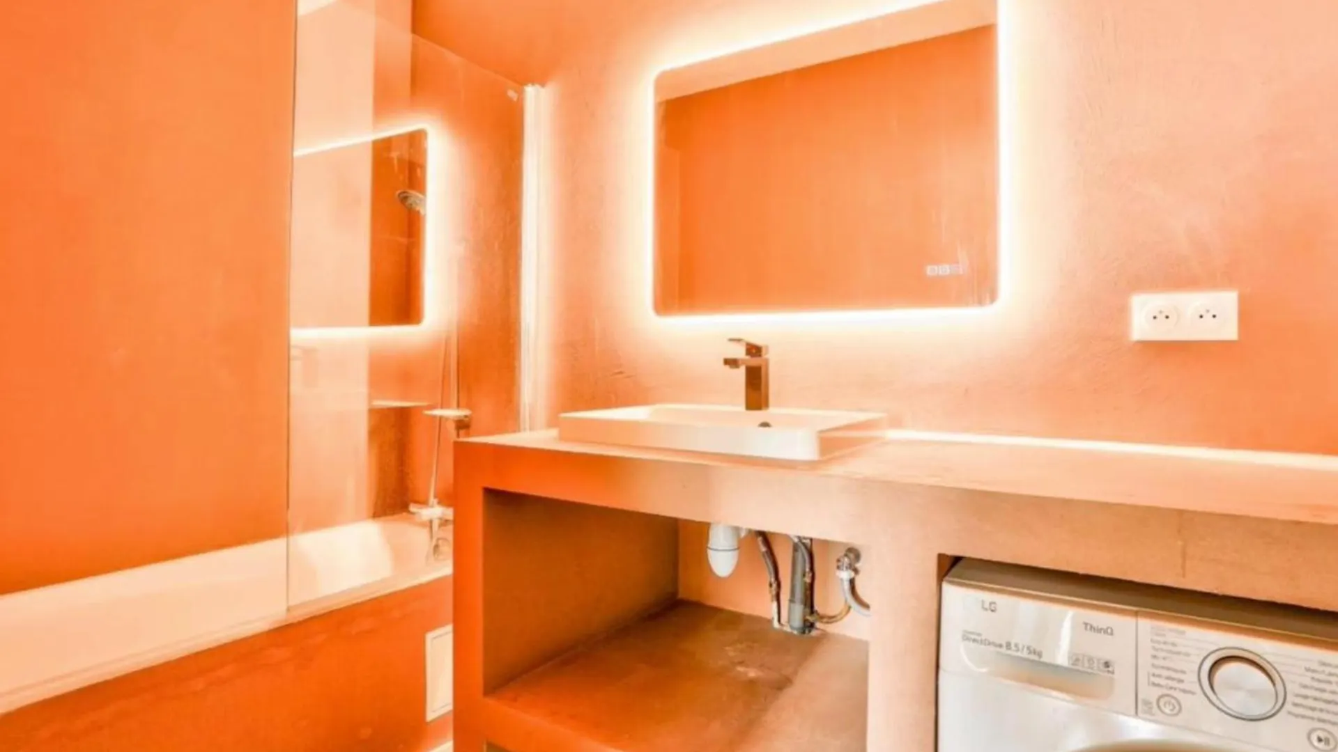 Nice Apartment Overlooking The Rooftops Of Parijs